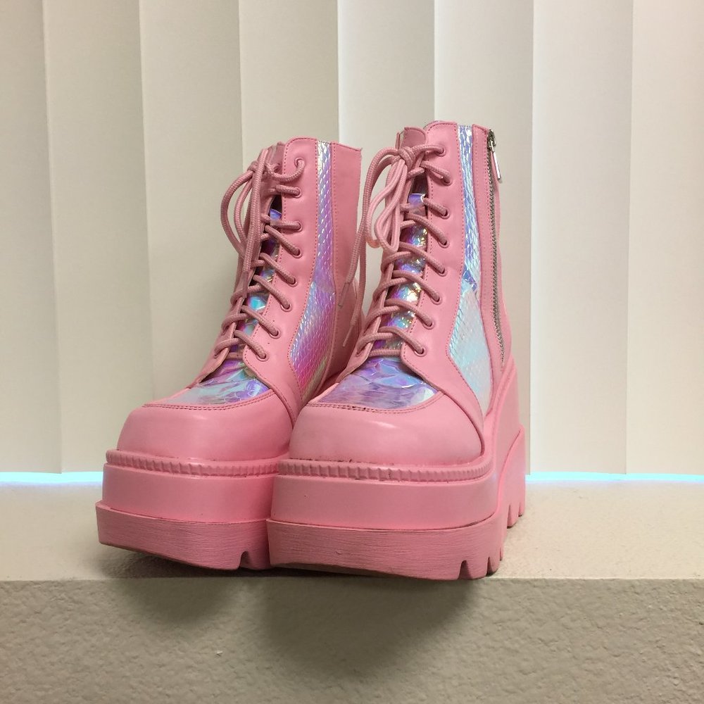 PRE LOVED Cape Robbin -Pink Poison Platforms Boots PNK/6- SH234
